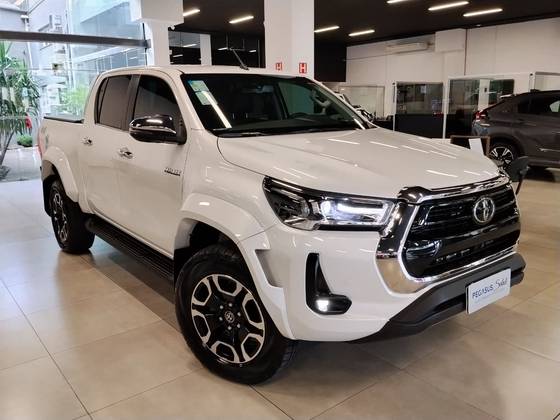 TOYOTA HILUX 2.8 D-4D TURBO DIESEL CD SRX 4X4 AUTOMÁTICO